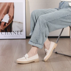 New Style Wholesale Custom Milky White Women's Loafers Comfortable Flat Shoes Moccasins Women's Leather Shoes