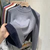 Polar gris con cuello redondo.