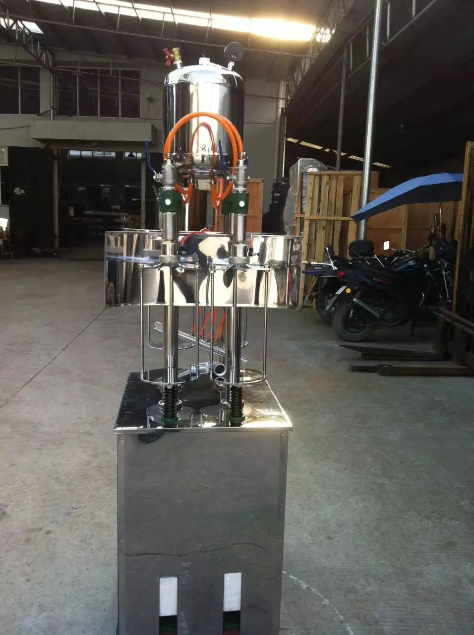 Small Manual Four Heads Sparkling Water Filler Equipment Carbonated Beverage Soft Drink Liquid Filling Machine