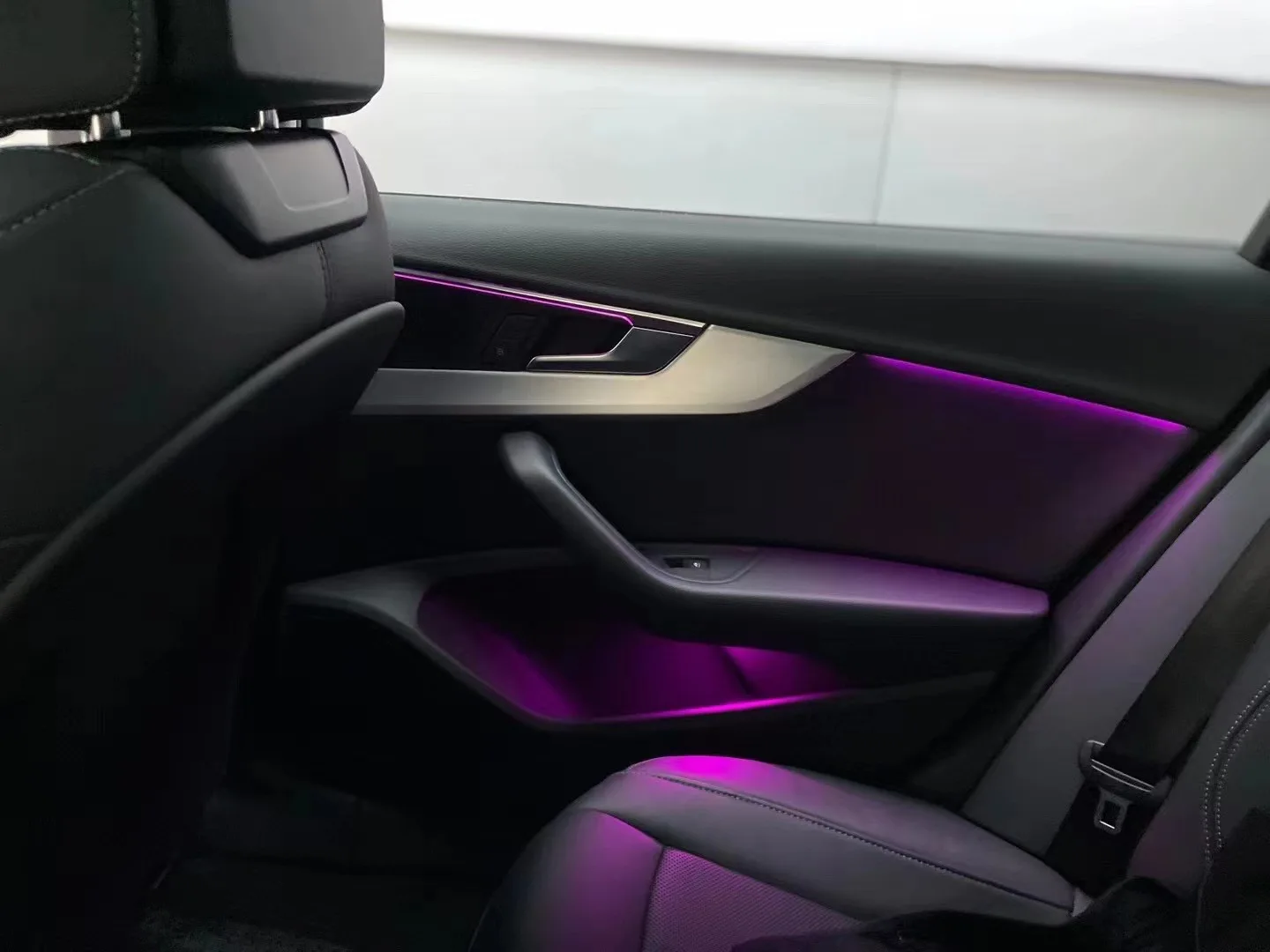 Audi A4 B9/A5 2017-2023用 アンビエントライト 32色 インテリア照明