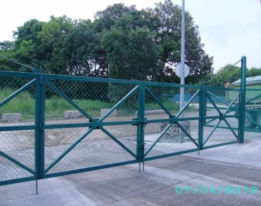 Widely used galvanized and pvc coated chain link of mesh fence wire cost for farm and school factory