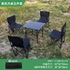 Table carrée noire, 4 chaises noires moyennes