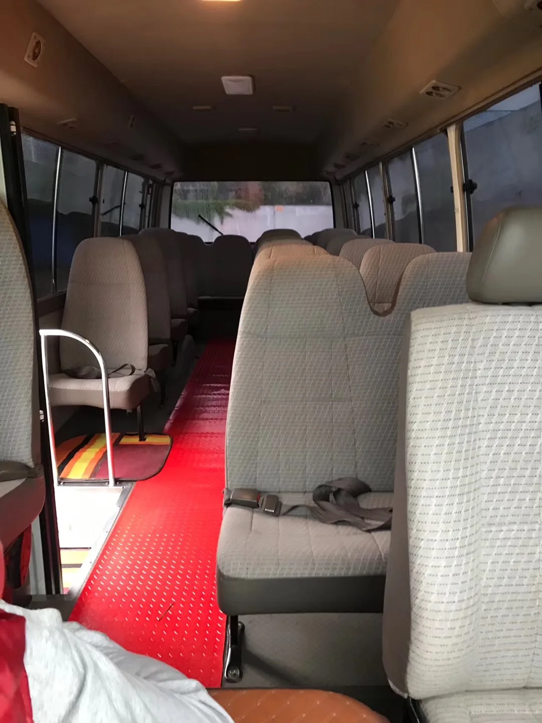 LHD 2017 Япония использовала хорошее состояние Toyot Coaster bus с дизельным двигателем левый привод 23 сиденья Белый Синий дешево для печати