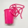 Collar con dije de vaso de chupito color rosa palo.
