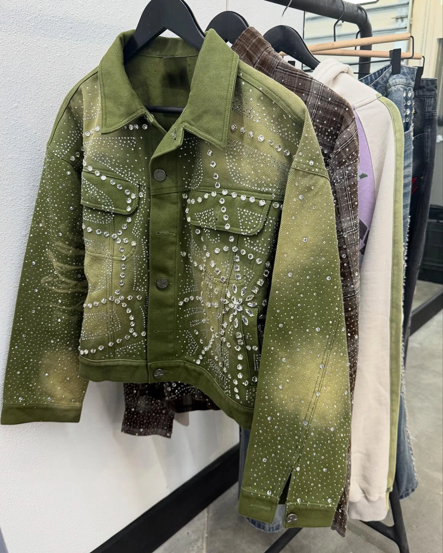 Manufacturer Custom Crystal Heavyweight Vintage Jeans Jackets Sun Faded Cotton Long Sleeve Rhinestone Denim Jacket for Men gallery 7