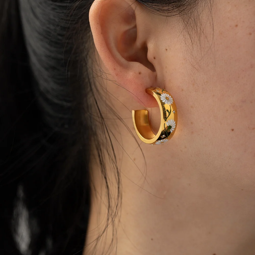 Enameled Wild Daisy Flower Symbolism Cubic Zircon Pvd 18k Gold Plated