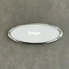 Insignia blanca + logo plateado