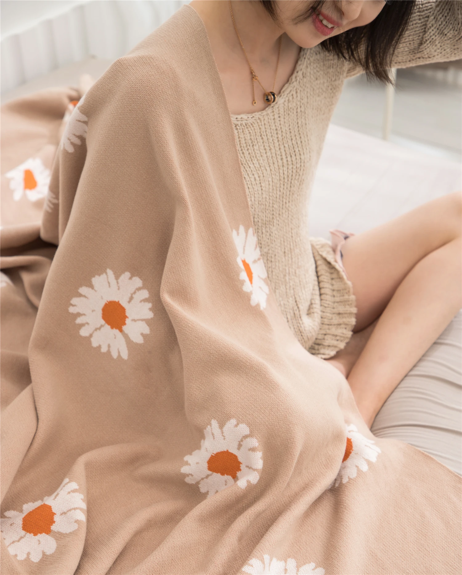 Super Cozy Oeko-tex 100% Cotton Daisy Jacquard Wearable Knitted Throw Blanket For Home Office Picnic BDL supplier