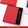 Set de dos piezas: cuaderno naranja y bolígrafo.
