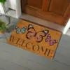 Mariposas de colores dan la bienvenida a los invitados