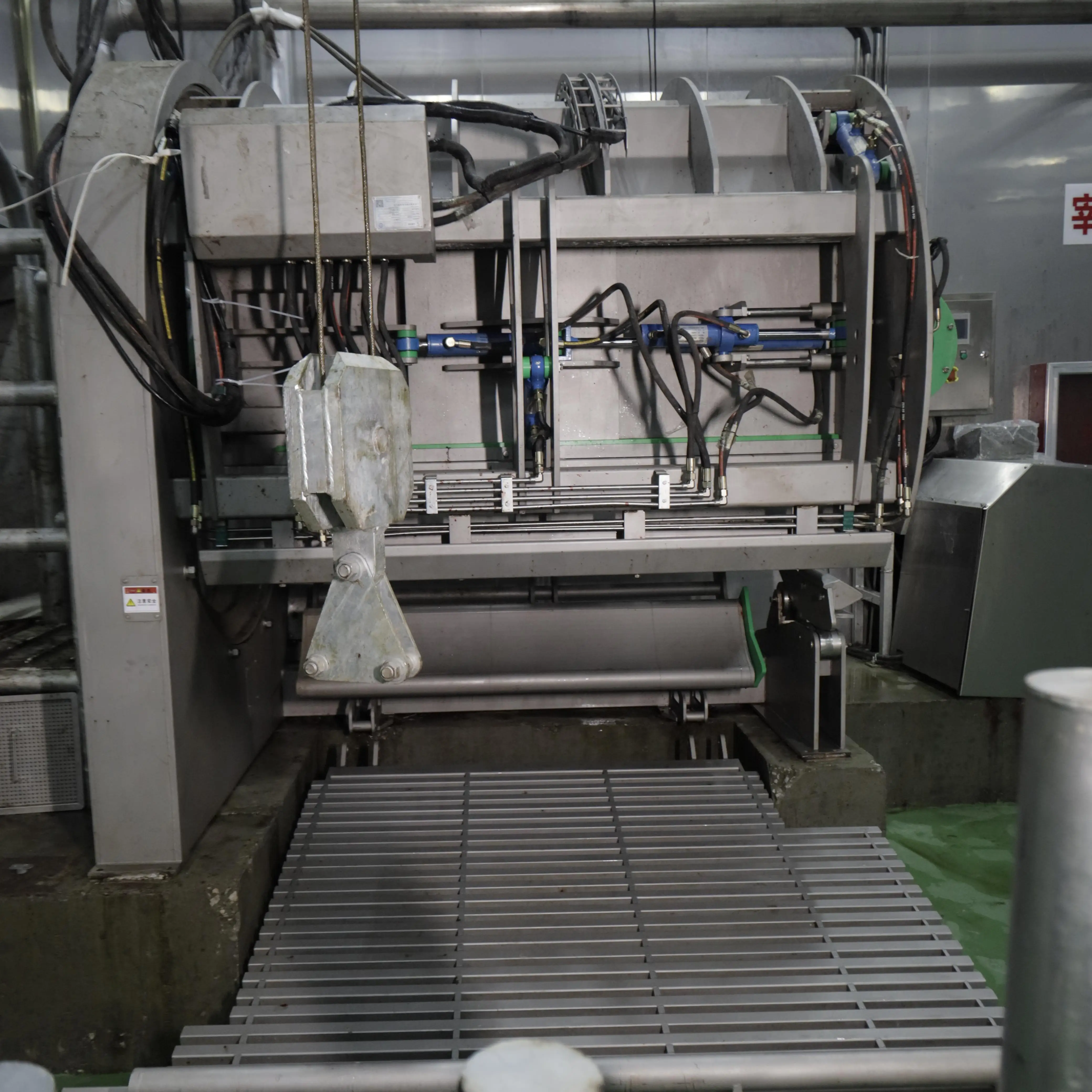 Professional pneumatic halal rotary slaughter box for humane and safe cattle processing