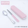 Juego de dos piezas de palillos y cuchara + caja extraíble rosa