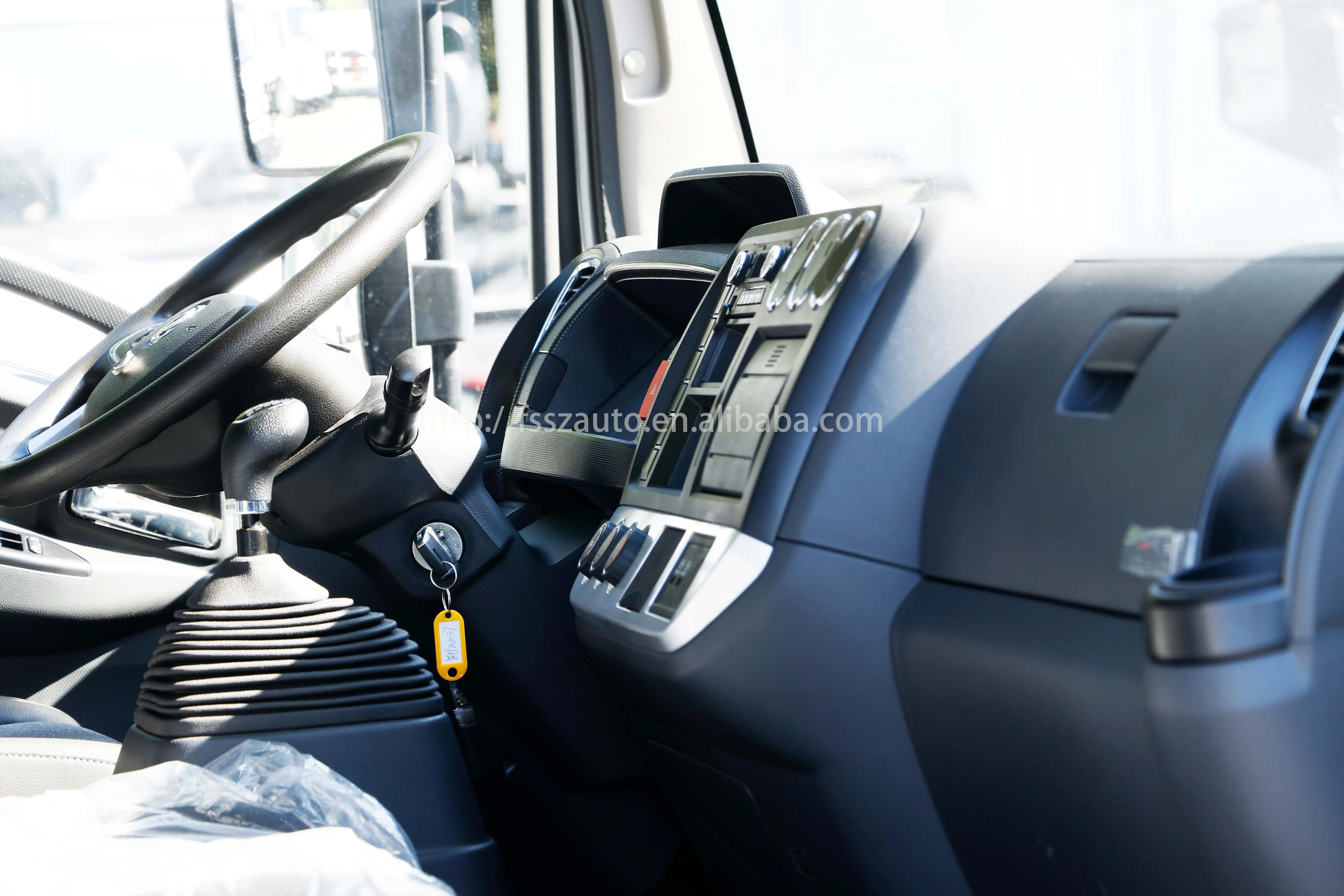High Quality Dongfeng 4x2 Refrigerated Cold Room Van Freezing Truck 1.5Ton Refrigerated Truck Meat Transport Refrigerated Truck