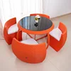 Cuatro sillas y una mesa naranja.