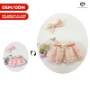 Abito rosa con accessori papillon