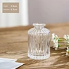 Un vase à rayures verticales