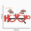 Gorro navideño rojo con gafas largas.