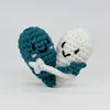 Coppia blu mare e bianco che si abbraccia, simbolo d'amore.