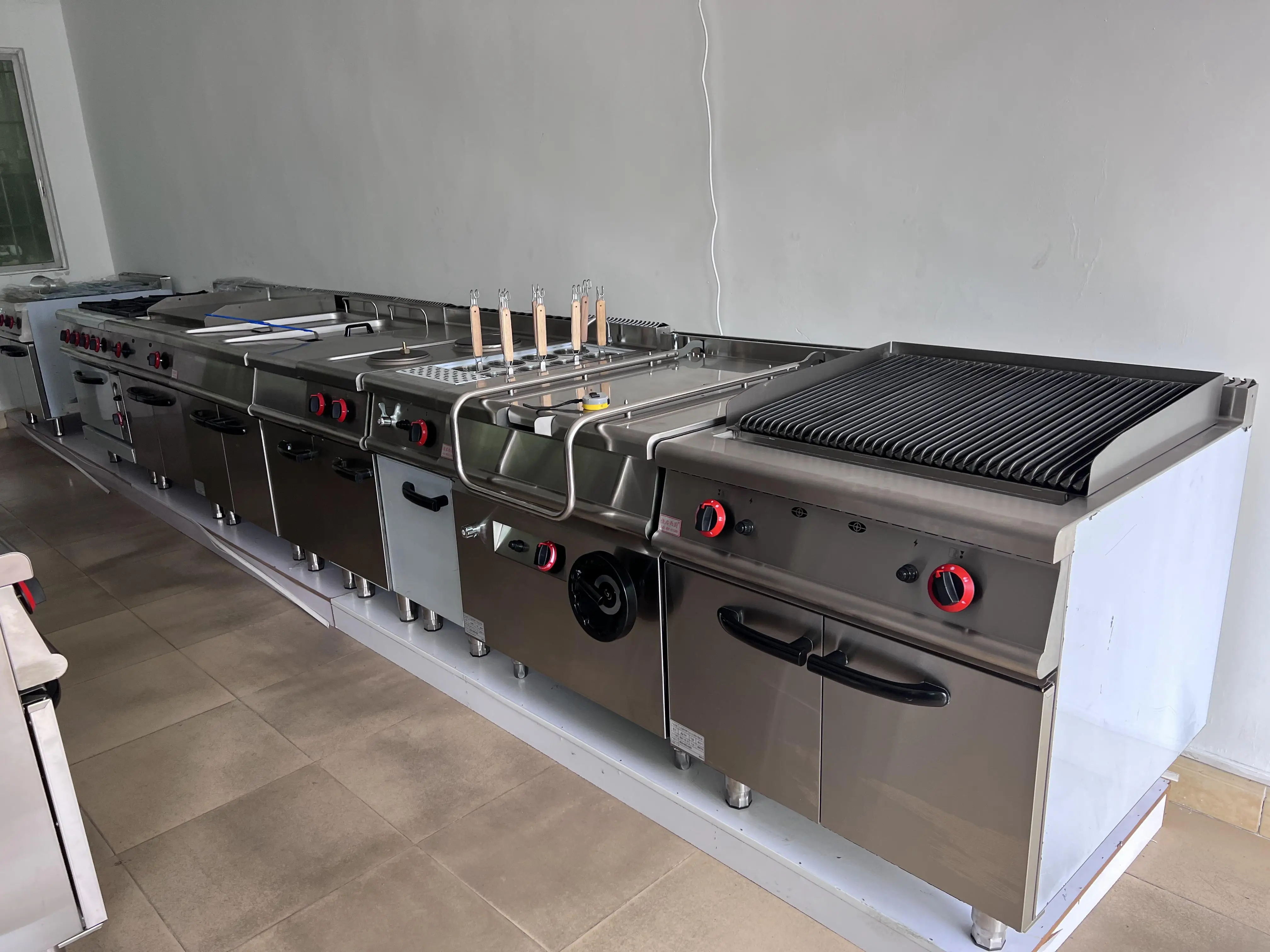 Commercial 6 Burners Gas Cooking Range Portable Gas Cooker With Oven Gas Stove manufacture