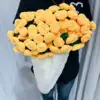 Manta blanca con estampado de rosas amarillas.