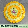Couronne de chrysanthèmes jaunes et blancs