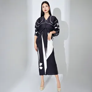 2025 Summer Plus Size Miyake Pleated Bat Sleeve Print Dress Women Fashion V Neck Color Block Elegant Dress