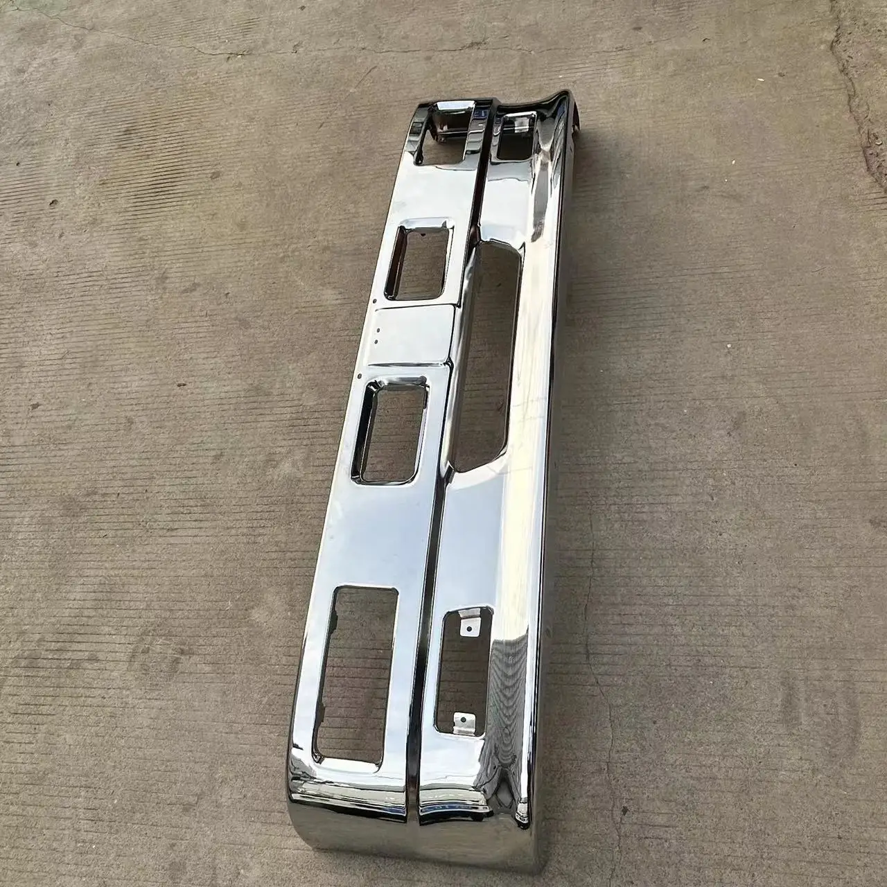 Wholesale Price Chrome Modified Bumper for Isuzu Npr 150 Nqr 175 Nmr 130 Nlr 130 700p Truck Spare Body Parts