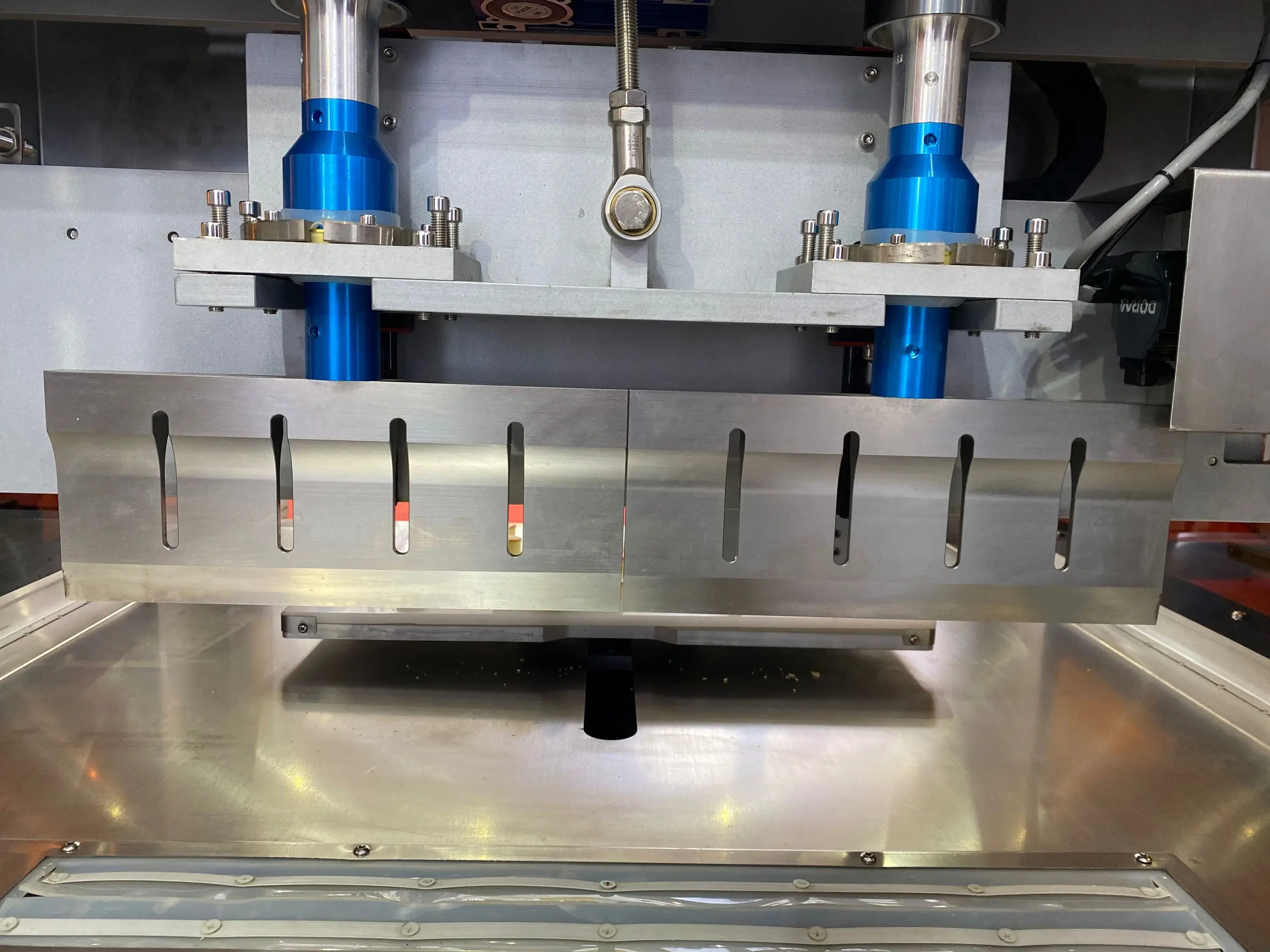 Одобренная CE ультразвуковая машина для резки тортов