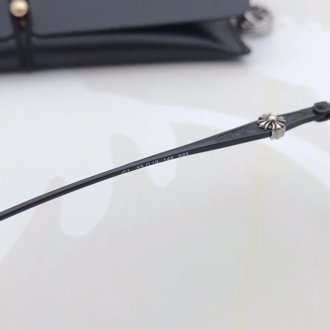 2023 High Pure Titanium Optical Frame Good Quality Glasses for Men and Women Titan Eyewear Frames CS695