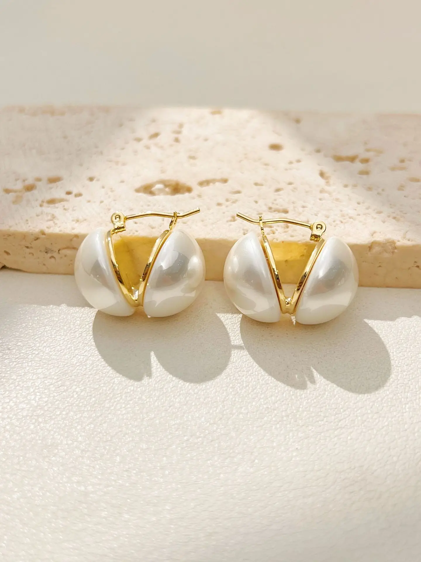 Simple Geometric Pearl Stud Earrings with Gold Plating, Retro and Fashionable Women's Ac aperçu 7