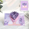 Tenendo in mano un'orchidea viola