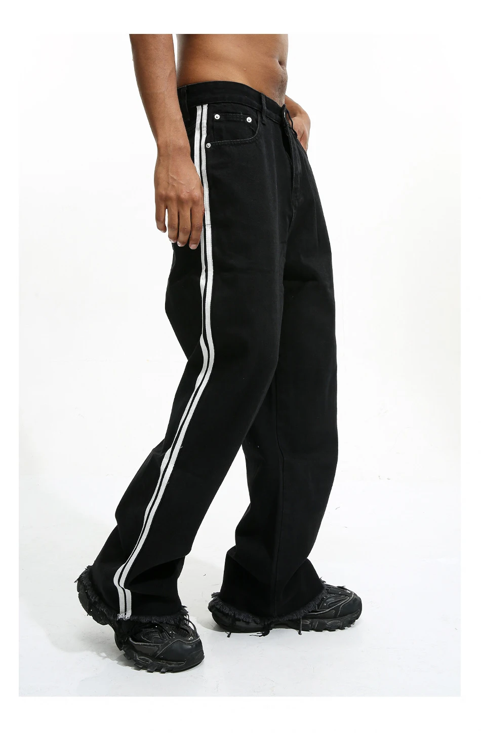 Jeans slim fit neri con orlo grezzo e strisce laterali di qualità 2024_voghion.com