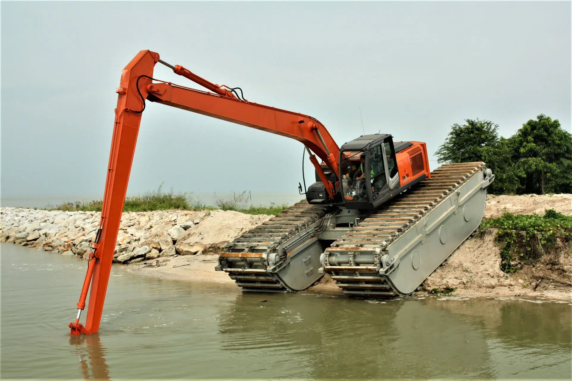 Suction Dredger Amphibious Dredging Excavator  With Cutter Head and Crawler and Floating
