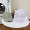 Bolso blanco con cremallera para gorro.