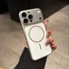 Se transforma instantáneamente en un estuche rígido magnético mate 17silver.
