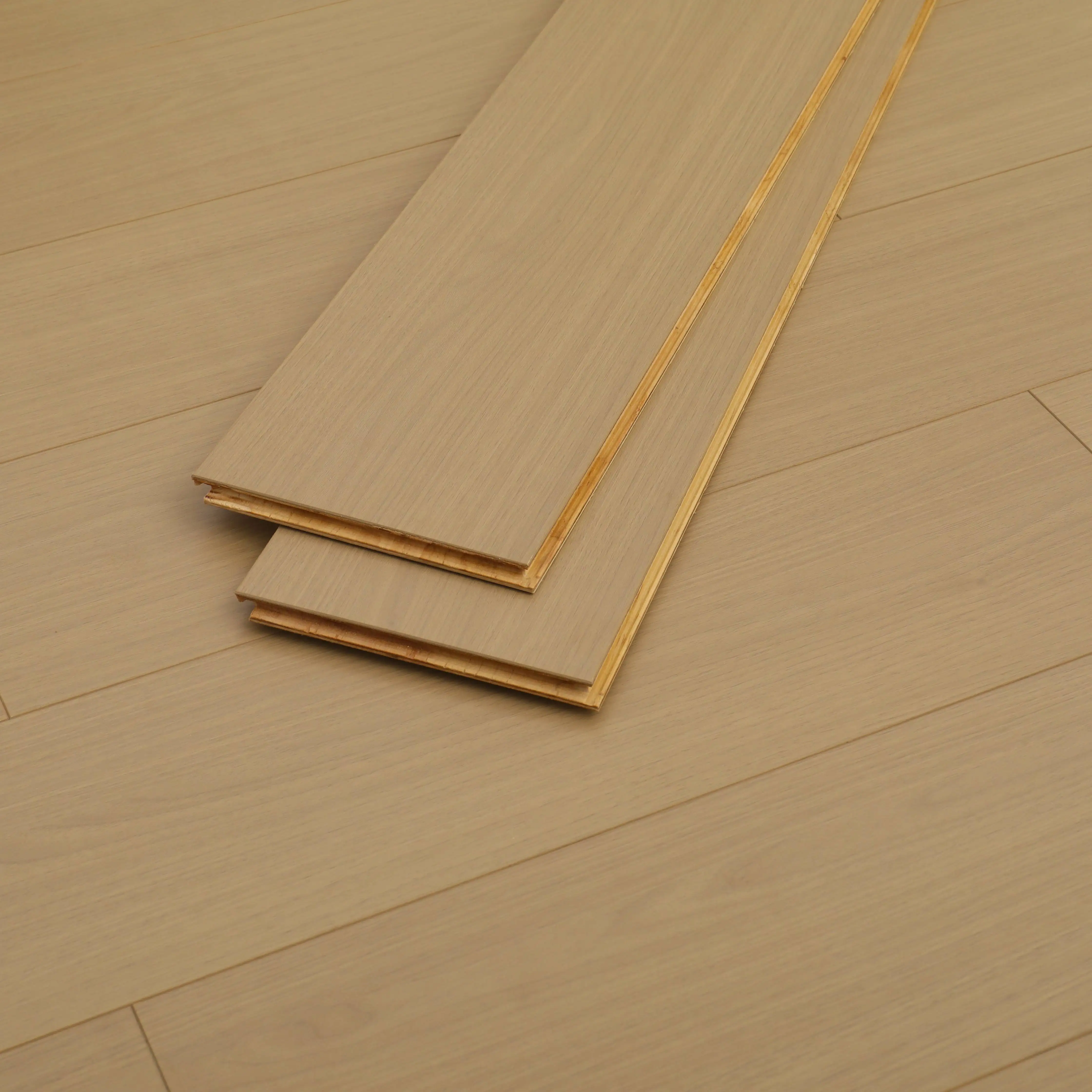 Smooth and Textured Wood Flooring Engineered Flooring Is Wear-resistant and Waterproof