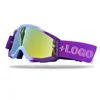 Gafas con montura morada y blanca y lentes rojas.