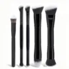 5 brochas de maquillaje de doble punta: cabeza blanca sobre fondo negro