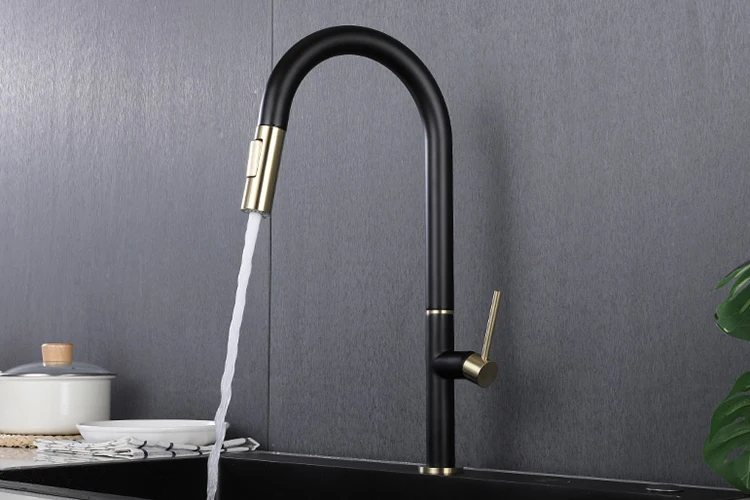 Grifo de fregadero de cocina abatible con sensor táctil negro y dorado con rociador