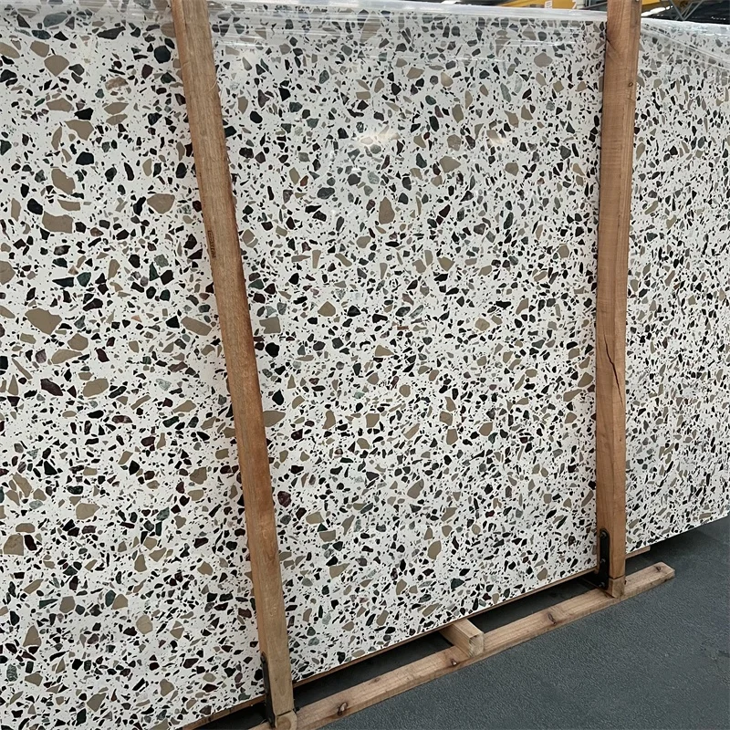 ألواح حجر اصطناعي عالية الجودة بلون البيج من نوع التيرازو لتصميمات الداخل، تُستخدم في تغطية الجدران والأرضيات على حد سواء