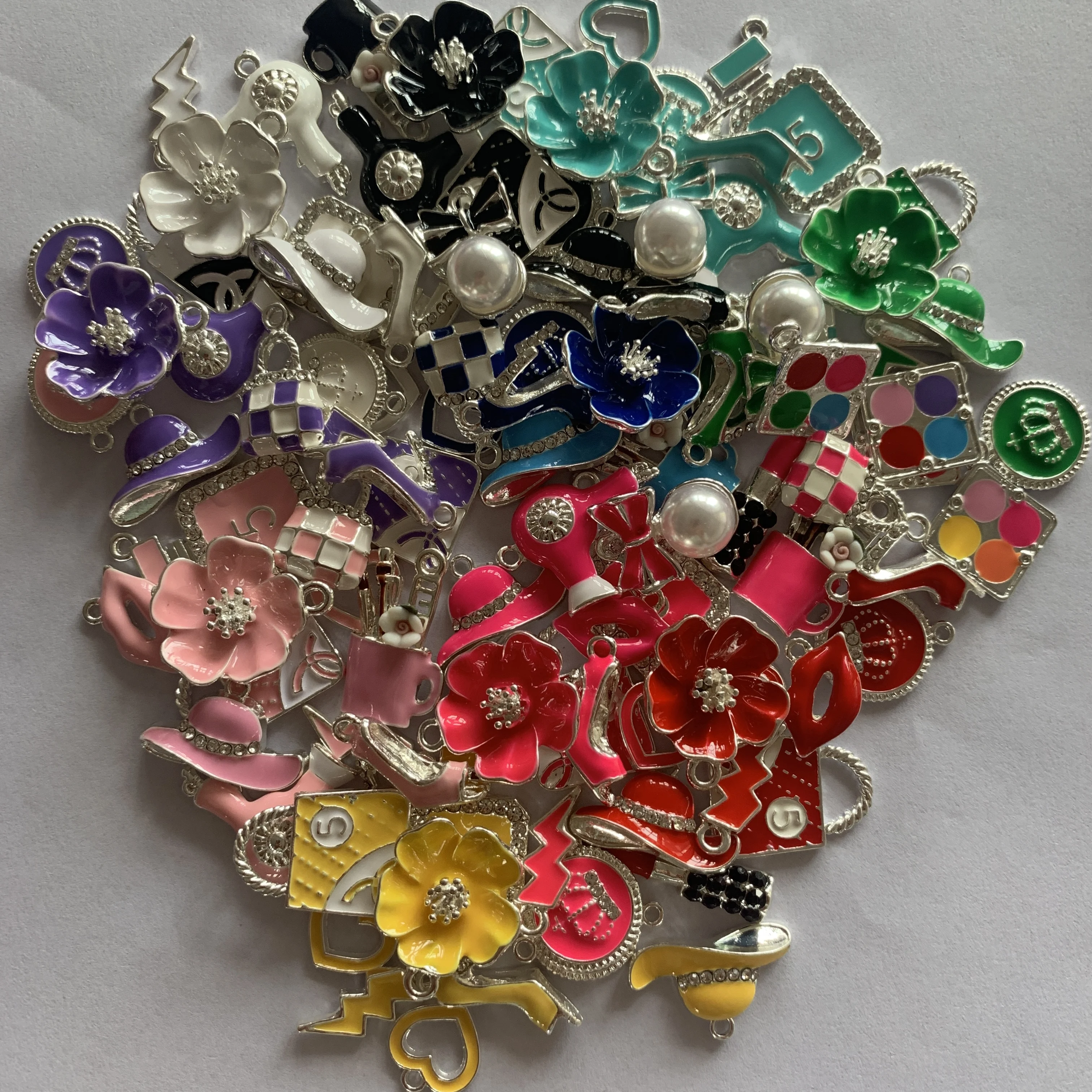 Lot De 2 Charms Breloques Métal Argenté Maillots Rouge Et Rose - Bijoux Fantaisie Neufs