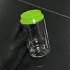 Botella transparente con tapa verde.