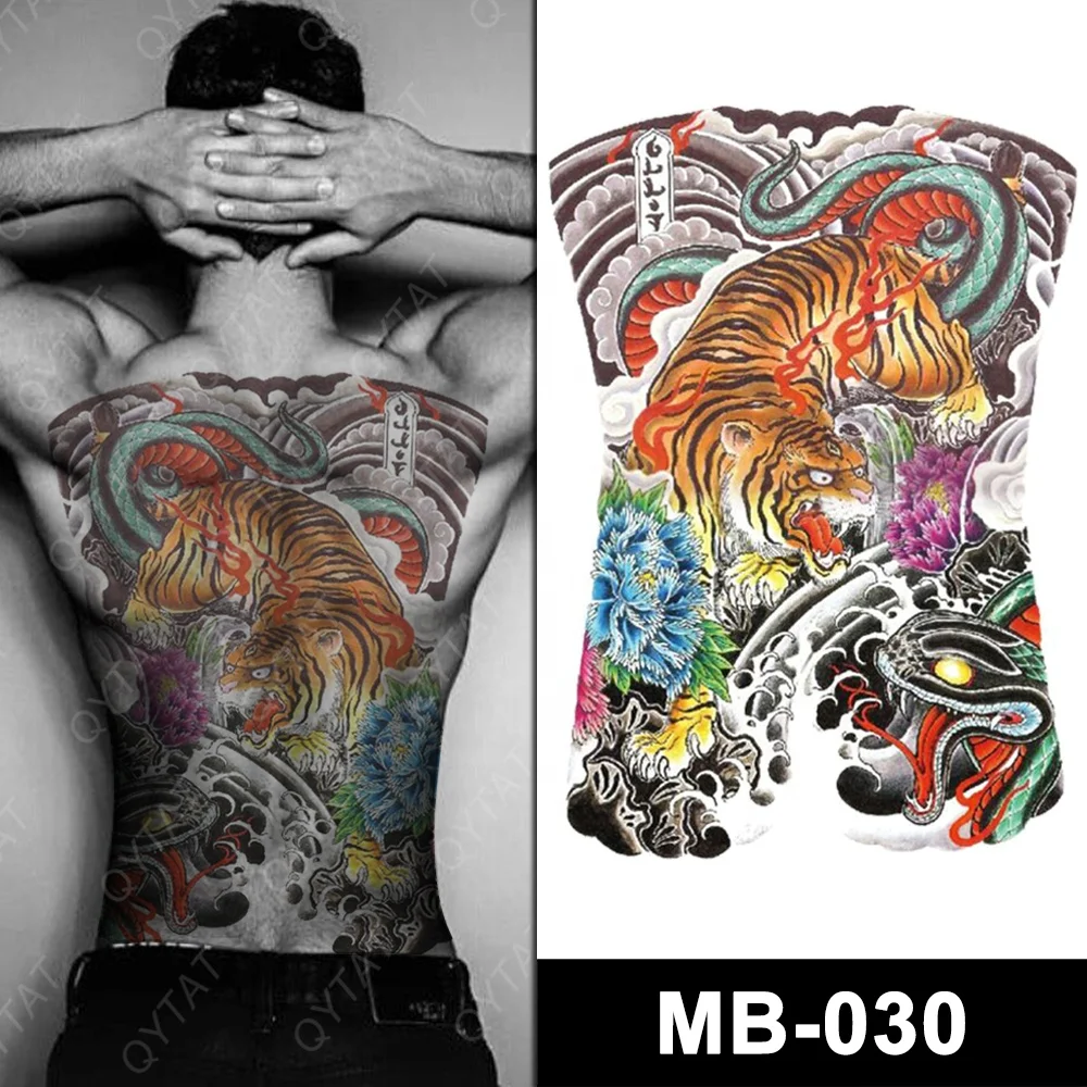 Uma mulher fazendo uma tatuagem nas costas de um homem foto – Imagem sobre  Projetar na Unsplash, image size:1000x1000