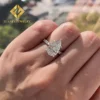 Anillo de oro blanco de 10k con pera de 3ct