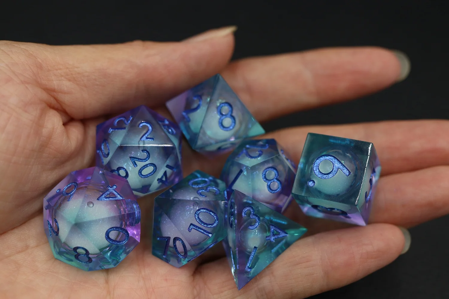 7 peces de daus de resina amb purpurina polièdrica RPG per a Dungeons and Dragons amb vora afilada i nucli líquid per a jugadors de D&D