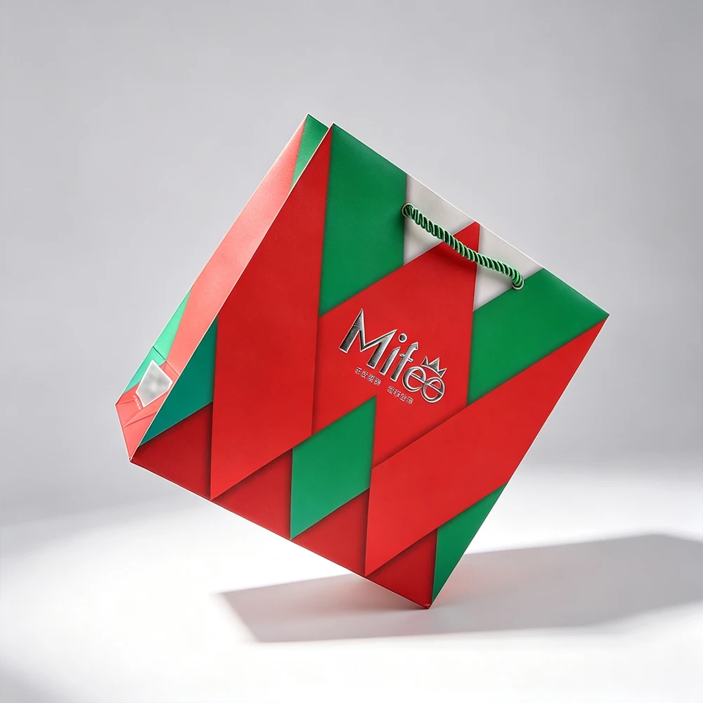 Luxury Fashion Design Waterproof Recycled Silver Foil Stamping Coated Paper Gift Bag with Cotton Rope Handle