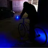 Carcasa negra con luz azul.