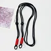 Corde noire avec un noeud rouge