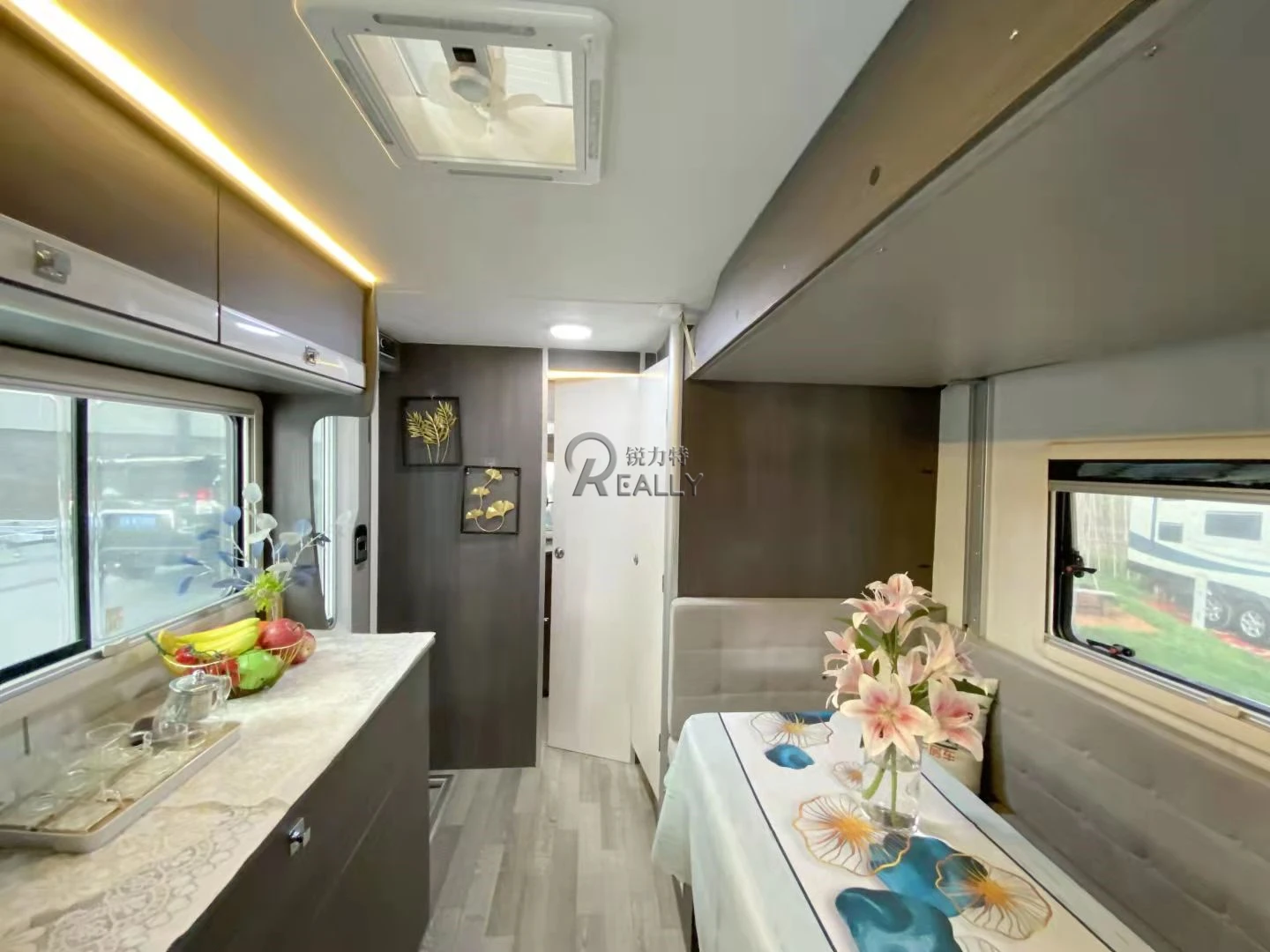 2023 Motor Home Caravan Truck With Fibre Glass Offroad Travel Rv