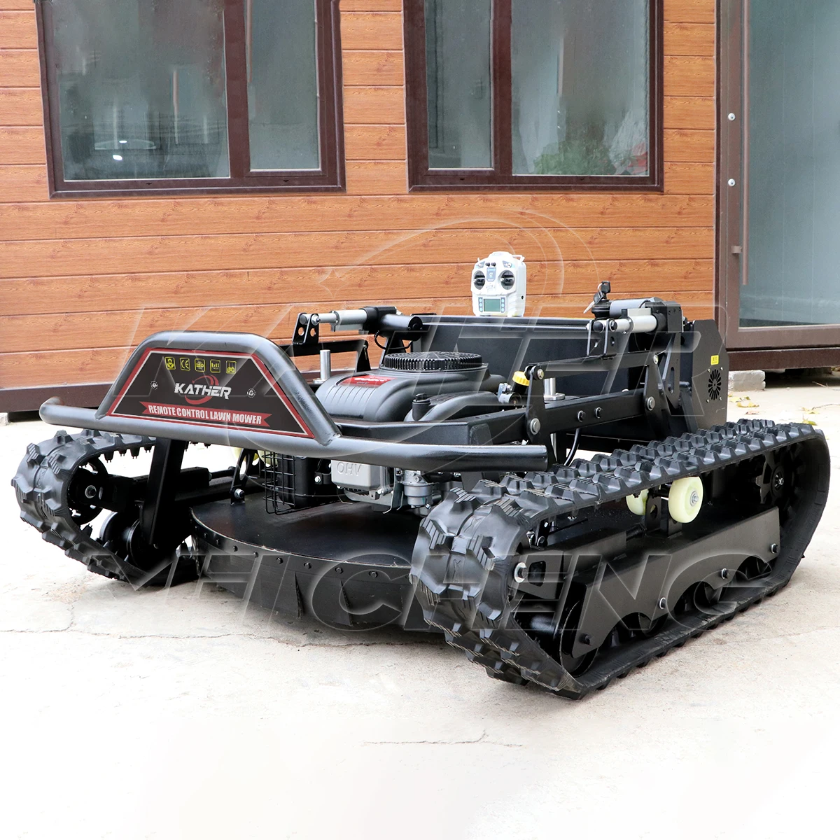 Benzinmotoros 24 V-os ipari fűnyíró, önjáró távirányítós gumiorsós kivitelben, 550 mm-től 1000 mm-ig állítható vágószélességgel kis füves területekhez, otthoni használatra